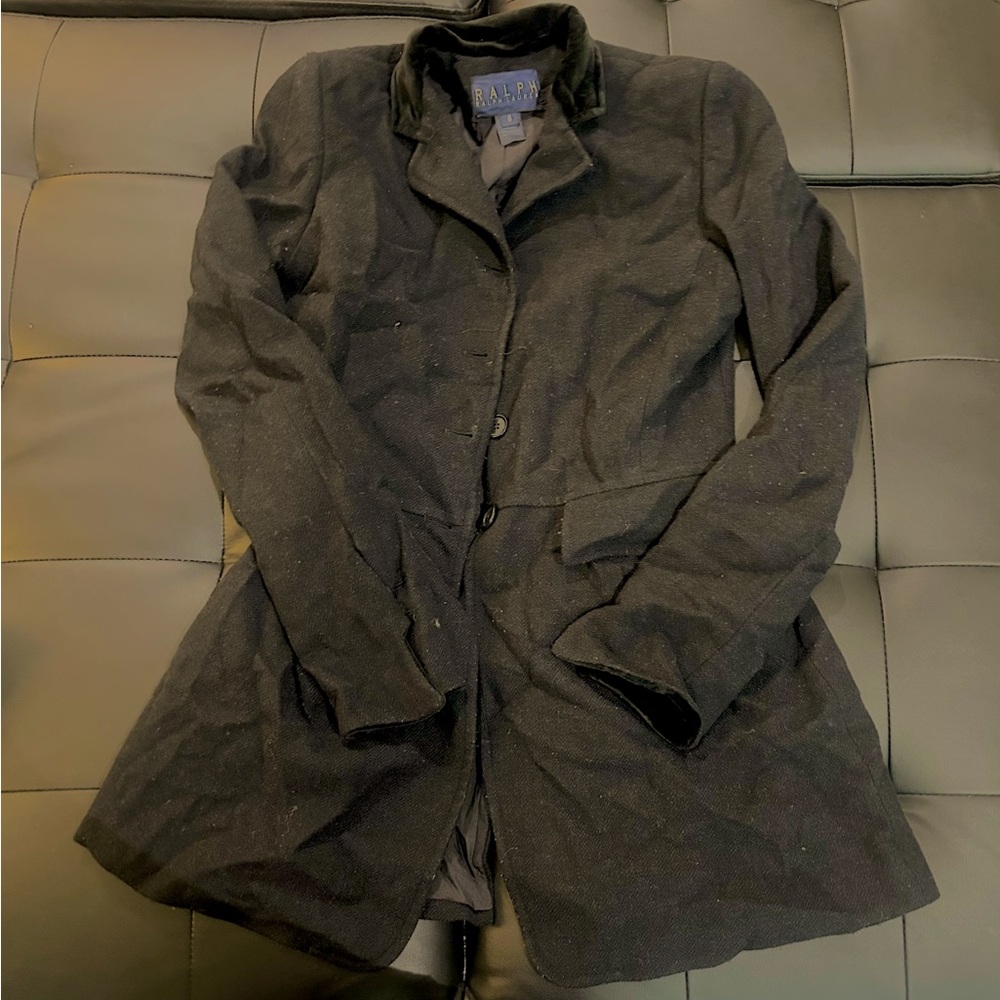 Black wool jacket with a collar and two button closures